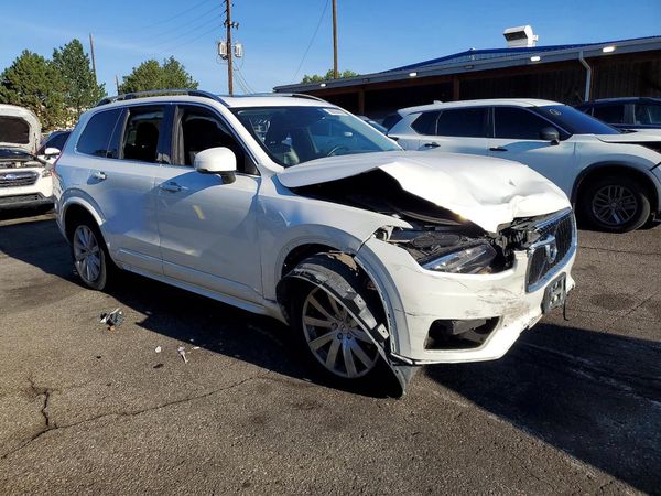 2016 VOLVO XC90 SV42 Momentum — Passenger 3/4