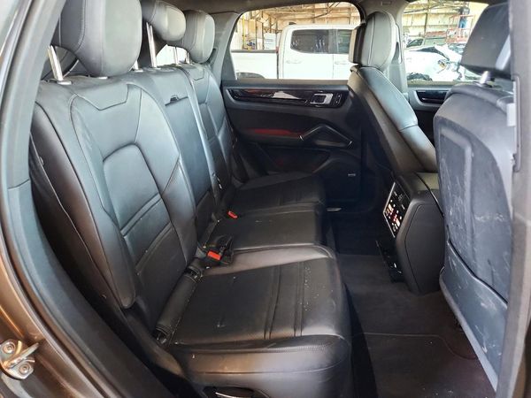 2019 PORSCHE CAYENNE