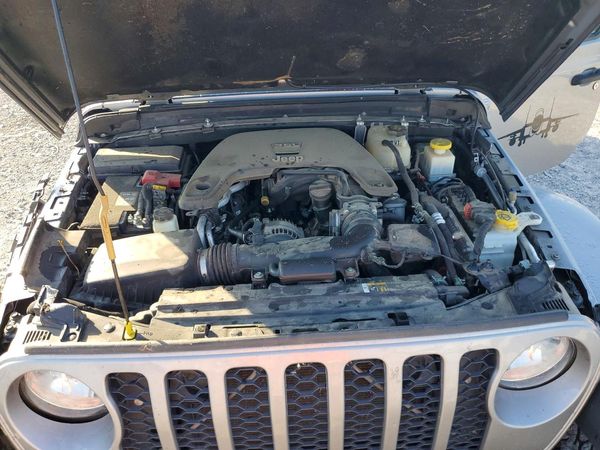 2021 JEEP GLADIATOR Sport — Engine bay
