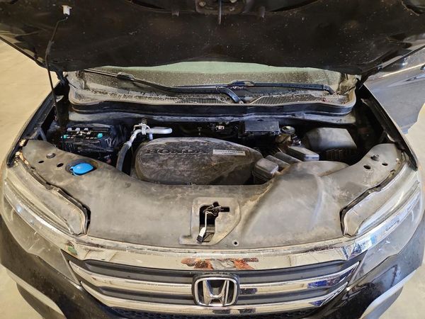 2017 HONDA PILOT EXL-R — Engine bay