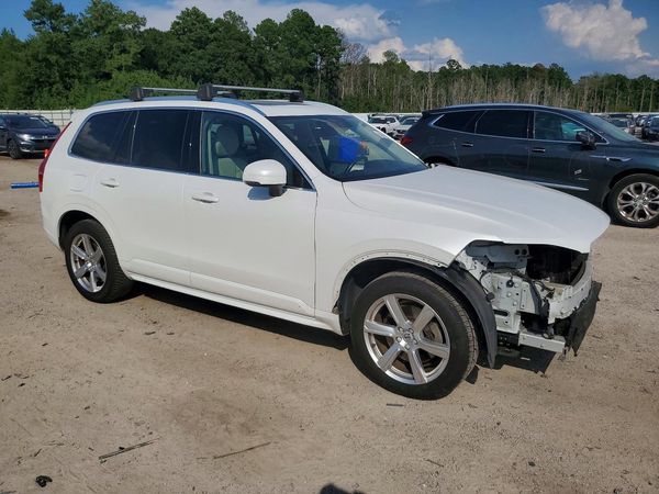 2021 VOLVO XC90 Momentum