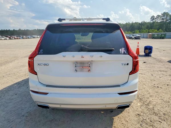 2021 VOLVO XC90 Momentum