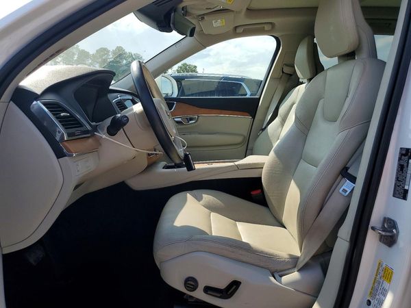 2021 VOLVO XC90 Momentum