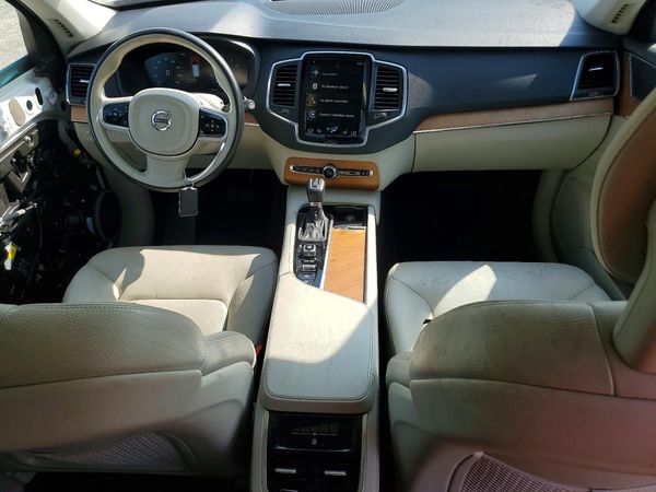 2021 VOLVO XC90 Momentum