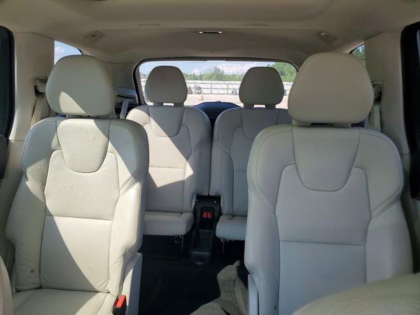 2021 VOLVO XC90 Momentum