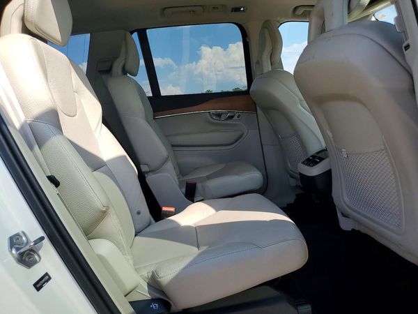 2021 VOLVO XC90 Momentum