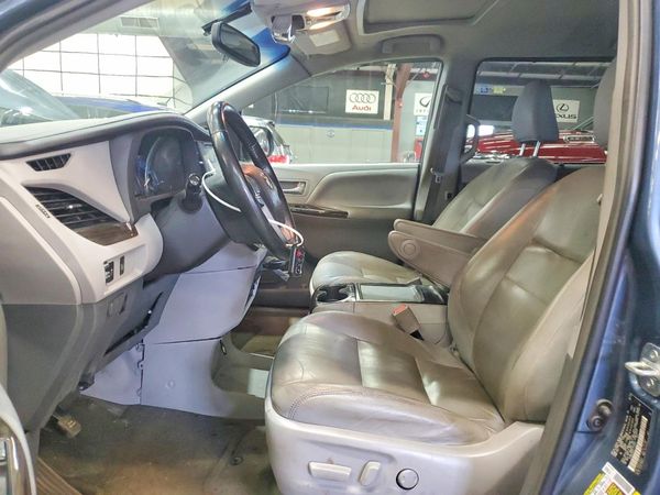 2015 TOYOTA SIENNA