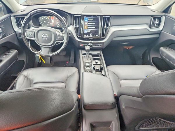 2018 VOLVO XC60 Momentum