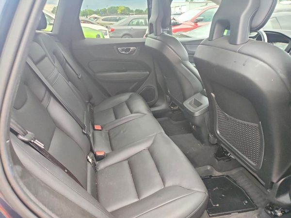 2018 VOLVO XC60 Momentum