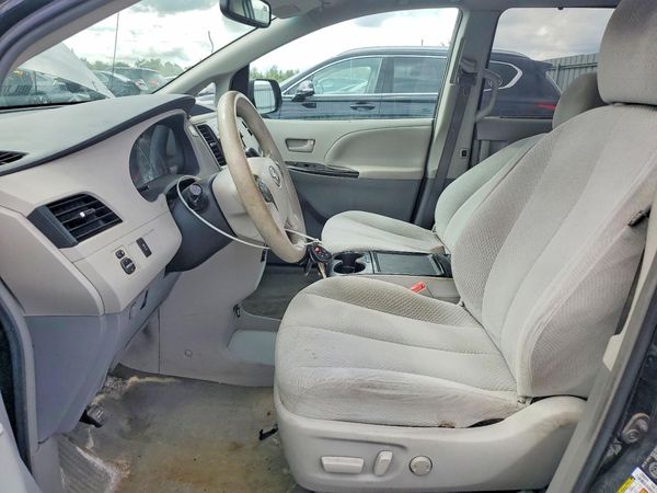 2012 TOYOTA SIENNA