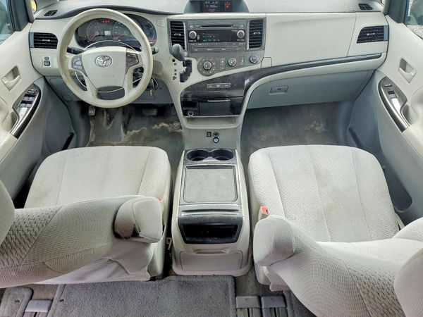 2012 TOYOTA SIENNA
