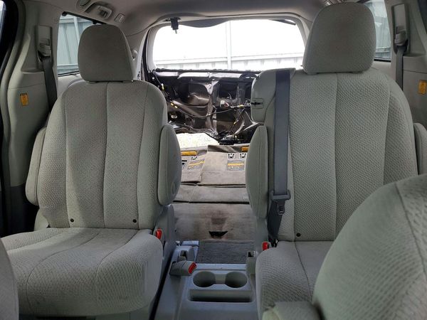 2012 TOYOTA SIENNA