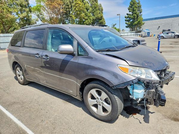 2017 TOYOTA SIENNA