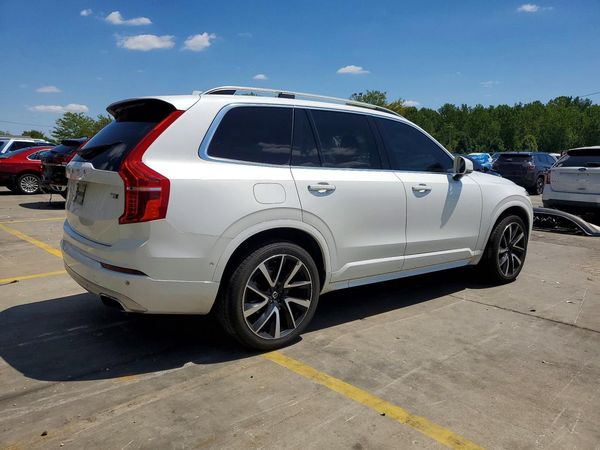 2017 VOLVO XC90 Momentum