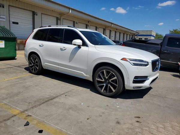2017 VOLVO XC90 Momentum