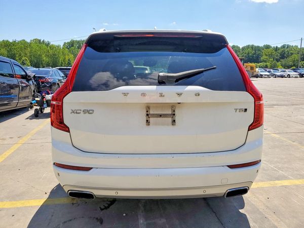 2017 VOLVO XC90 Momentum