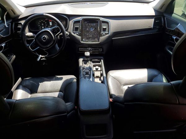 2017 VOLVO XC90 Momentum