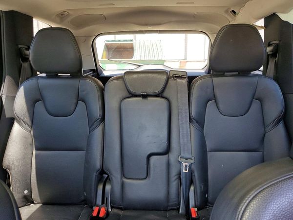 2017 VOLVO XC90 Momentum