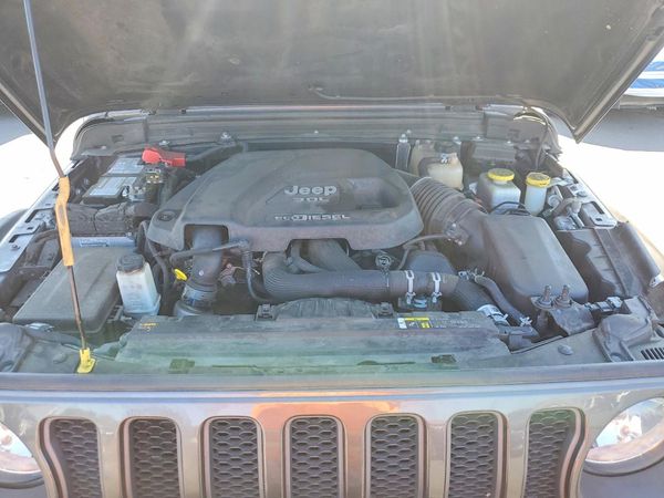 2021 JEEP WRANGLER UNLIMITED Unlimited Rubicon — Engine bay