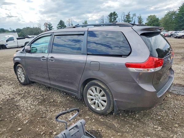 2014 TOYOTA SIENNA