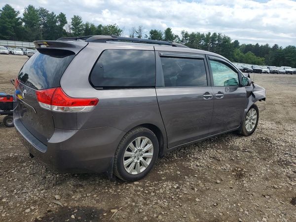 2014 TOYOTA SIENNA