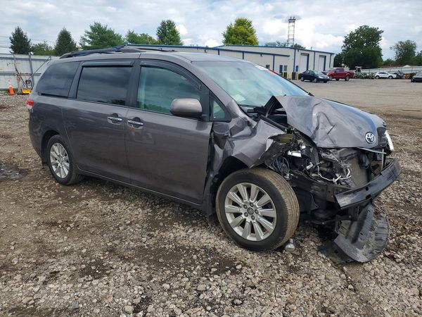 2014 TOYOTA SIENNA