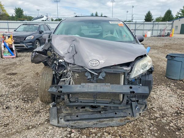 2014 TOYOTA SIENNA