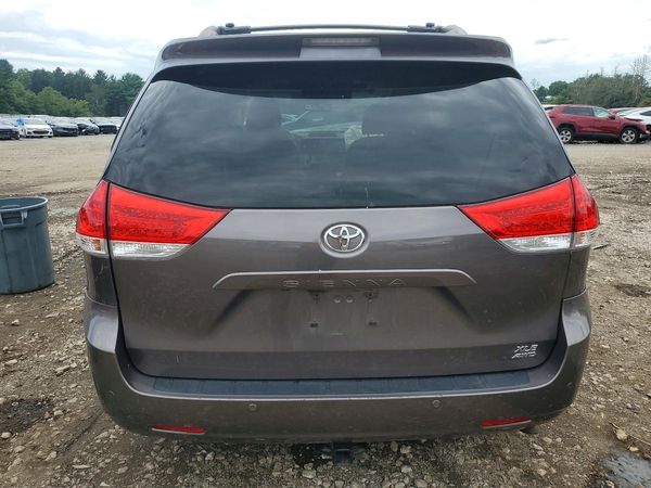 2014 TOYOTA SIENNA