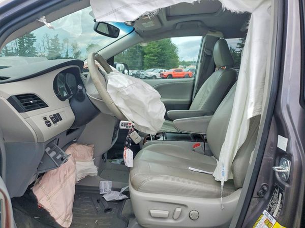 2014 TOYOTA SIENNA