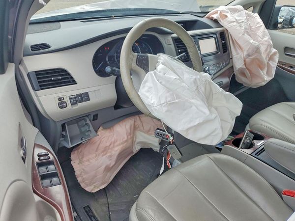 2014 TOYOTA SIENNA