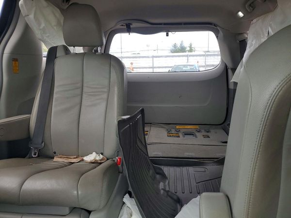 2014 TOYOTA SIENNA