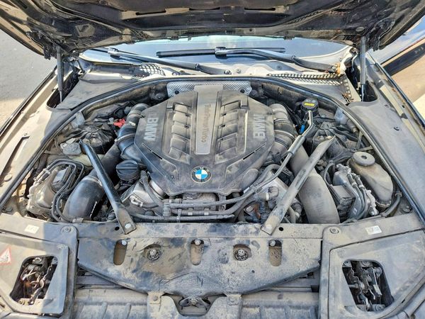 2016 BMW 5 SERIES xDrive — Engine bay