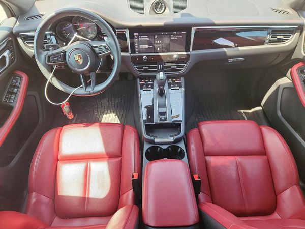 2024 PORSCHE MACAN