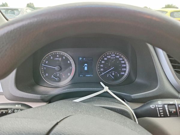 2016 HYUNDAI TUCSON SE
