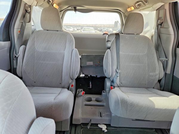 2019 TOYOTA SIENNA LE