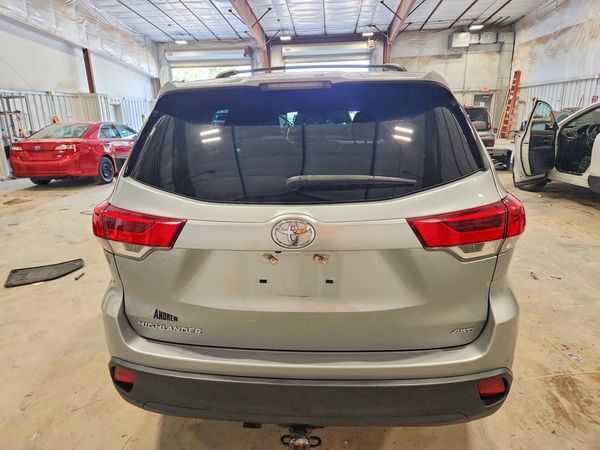 2018 TOYOTA HIGHLANDER LE/LE Plus