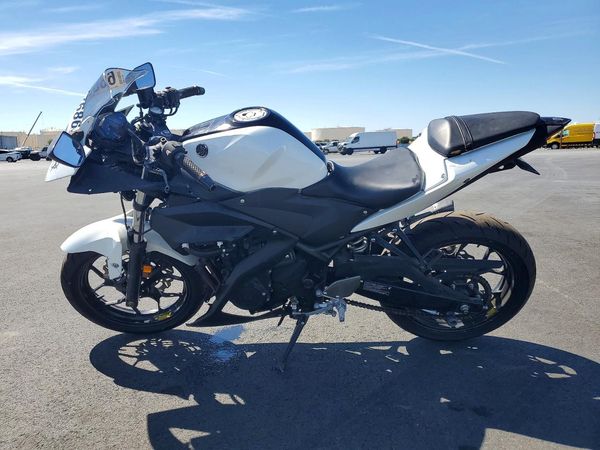2016 YAMAHA YZFR3