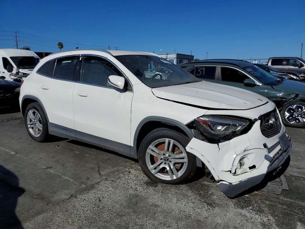 2021 MERCEDES-BENZ GLA-CLASS GLA250 — Passenger 3/4