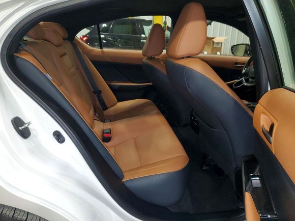 2021 LEXUS IS