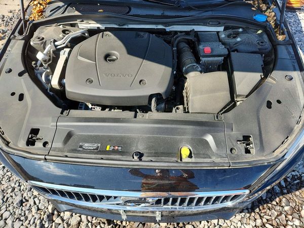 2019 VOLVO S90 Inscription — Engine bay