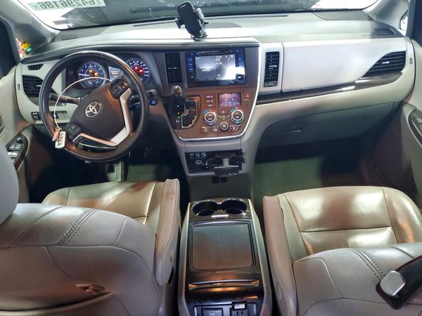 2017 TOYOTA SIENNA
