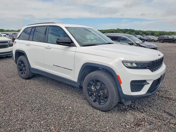 2024 JEEP GRAND CHEROKEE Laredo — Passenger 3/4