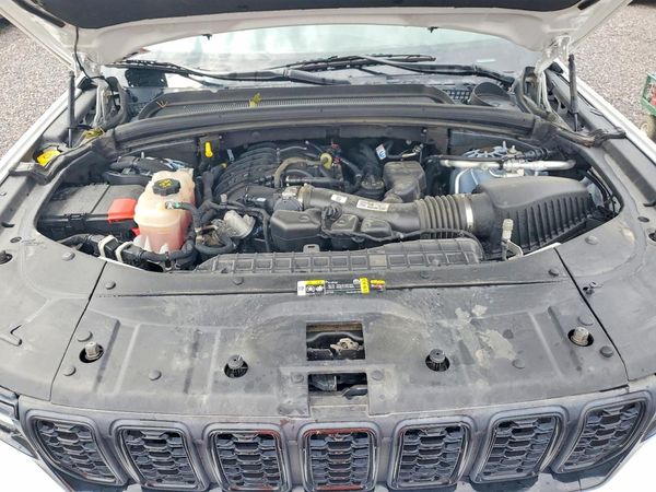 2024 JEEP GRAND CHEROKEE Laredo — Engine bay