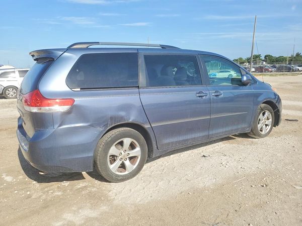 2014 TOYOTA SIENNA
