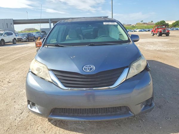 2014 TOYOTA SIENNA