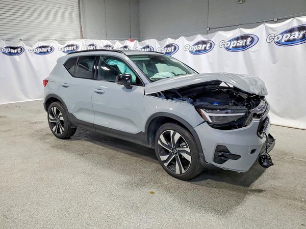 2026 VOLVO XC40 Plus Dark — Passenger 3/4