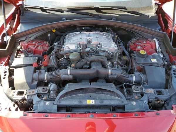 2017 JAGUAR F-PACE R-Sport — Engine bay