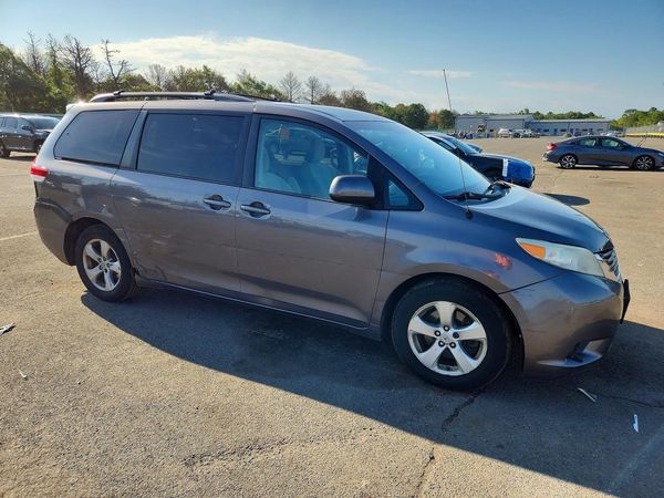 2013 TOYOTA SIENNA
