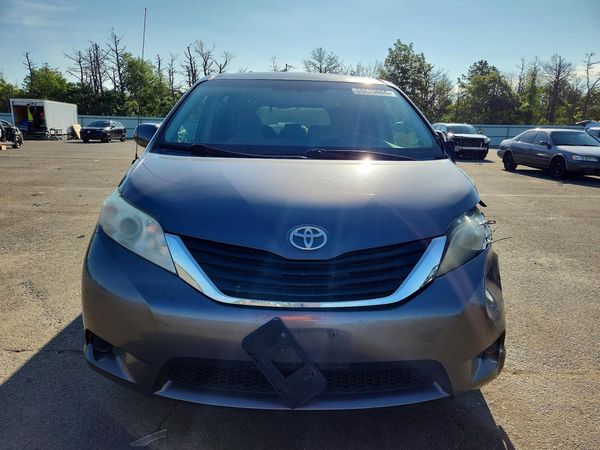 2013 TOYOTA SIENNA