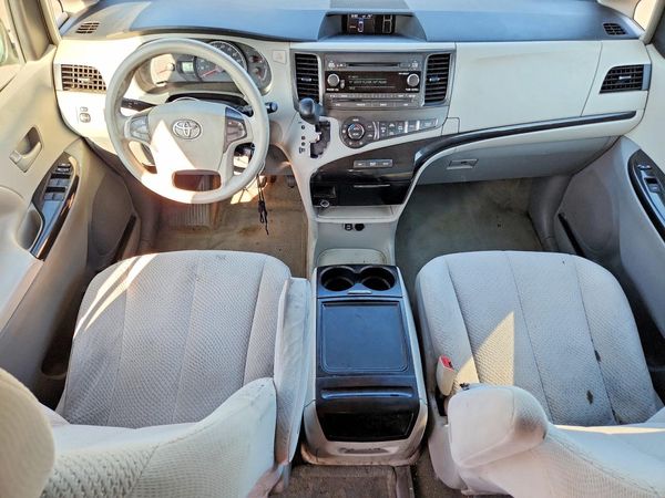 2013 TOYOTA SIENNA
